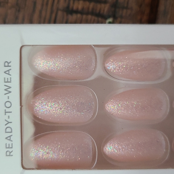 Set of Kiss Glitter Ready to Wear Nails - Picture 2 of 4